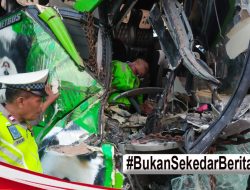 Diduga Ngantuk Bus Tabrak Truk Sang Sopir Tewas