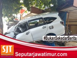 Diduga Sopir Mengantuk, Minibus di Blitar Tabrak Pohon Lalu Nyangkut di Rumah Warga