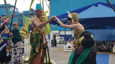 Awal Musim Giling Tiba, Pabrik Gula RMI Blitar Gelar Tradisi Unik Manten Tebu