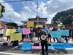 Puluhan Jurnalis Blitar Gelar Aksi Demo Tolak RUU Penyiaran, Bawa Poster Hingga Batu Nisan