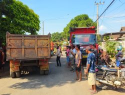 Tuntut Konpensasi . Sejumlah Warga Hadang Dump Truk Pengangkut Matrial Jalan Tol