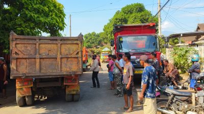 Tuntut Konpensasi . Sejumlah Warga Hadang Dump Truk Pengangkut Matrial Jalan Tol