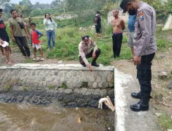 Geger.Waga Temukan Jasad Bayi Mengapung Di aliran sungai
