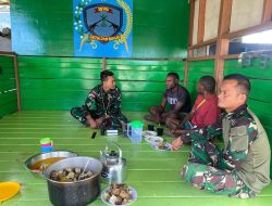 Satgas Yonif 509 Kostrad Bagikan Al-Kitab Kepada Tokoh Pemuda di Intan Jaya.
