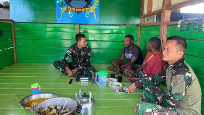 Satgas Yonif 509 Kostrad Bagikan Al-Kitab Kepada Tokoh Pemuda di Intan Jaya.