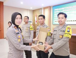 Wakapolres Kediri Pimpin Pendistribusian Alat Komunikasi Penunjang Pelaksanaan Tugas Bhabinkamtibmas