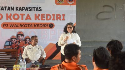 Pj.Walikota Kediri Motivasi Pegawai BPBD Untuk Terus Melayani dan Serahkan Kambing untuk Pegawai yang Purna