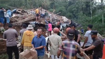 4 Orang Tertimbun Tanah Longsor di Kesamben Blitar