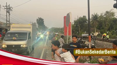 Lagi., Sebuah Mobil Di Blitar   Tertabrak Kereta Api  Dhoho Penataran Di Perlintasan Tanpa Palang Pintu.