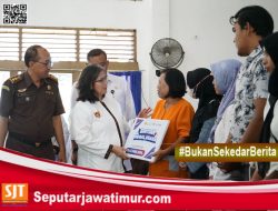 Pj Wali Kota Kediri Zanariah Serahkan Bantuan Modal Usaha DBHCHT Tahun 2024