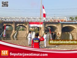 Ratusan Warga Bantaran Sungai Gelar Upacara Kemerdekaan Bentuk Protes Lingkungan Yang Kotor.