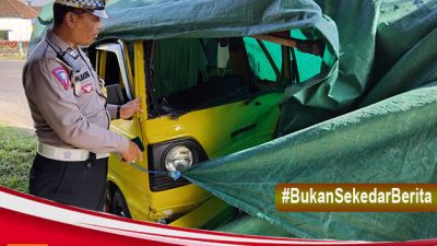 Jarak Pandang Terbatas, Dua Mobil Adu Moncong Di Tikungan Jembatan   Wiroguno Banyuwangi