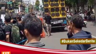 Terancam Tak Dilantik Jadi Anggota DPR RI ,  Ratusan Relawan Caleg Terpilih Achmad Ghufron Sirajd Gelar Aksi Demontrasi Di Kantor Kpu Lumajang