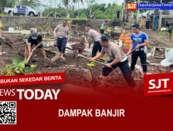 Warga Dan Satlantas Polres Blitar Perbaiki Makam Yang Rusak Akibat Terjangan Banjir