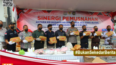 Wujud Sinergitas, Kejaksaan Negeri Blitar Bersama Bea Cukai Musnahkan Narkoba dan Jutaan Batang Rokok Ilegal