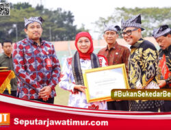Bupati Probolinggo Terima Penghargaan Tokoh Pembina Koperasi Jawa Timur 2025