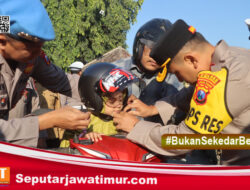 Kapolres Probolinggo Bagikan Helm Gratis kepada Siswa, Ajak Tertib Lalu Lintas Sejak Dini