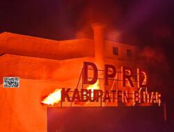 Unjuk Rasa di DPRD Kabupaten Blitar Berakhir Ricuh, Fasilitas Rusak dan Barang Dijarah