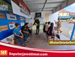 PETUGAS LANTAS KOTA BLITAR KENAKAN KOSTUM PEJUANG MERIAHKAN HUT RI KE-80
