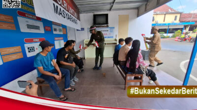 PETUGAS LANTAS KOTA BLITAR KENAKAN KOSTUM PEJUANG MERIAHKAN HUT RI KE-80