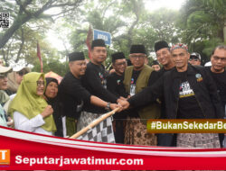 Semarak Hari Santri, Ribuan Warga Kediri Ikuti Jalan Sehat Santri Sarungan