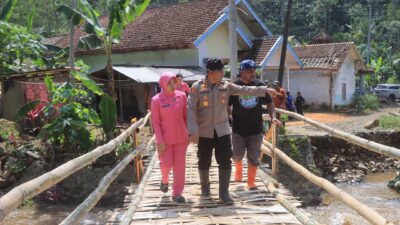 Kapolres Probolinggo Salurkan Bantuan Sembako untuk Warga Terdampak Bencana di Tiris