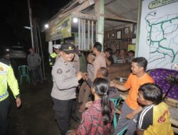 Perkuat Peran Poskamling, Polres Blitar Bagikan HT untuk Dukung Keamanan Desa