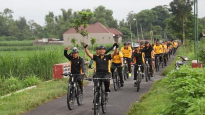 Ruang Kebersamaan Dengan Warga, Gowes Bareng Kapolres Kediri Warnai Aktivitas Pagi di Kampung Inggris
