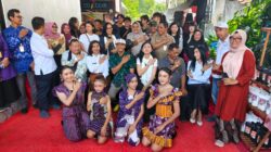 Kolaborasi Menuju Panggung Fashion Dunia , Tenun Ikat Kota Kediri Mempesona Desainer Internasional