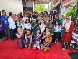Kolaborasi Menuju Panggung Fashion Dunia , Tenun Ikat Kota Kediri Mempesona Desainer Internasional