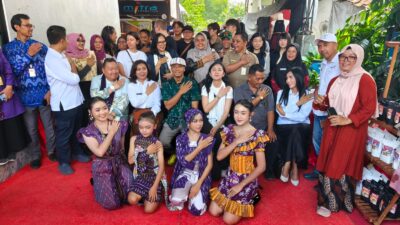 Kolaborasi Menuju Panggung Fashion Dunia , Tenun Ikat Kota Kediri Mempesona Desainer Internasional