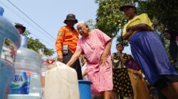 Debit Berkurang, Mas Dhito Terjunkan Personel Dropping Air Bersih ke 500 Jiwa di Desa Surat