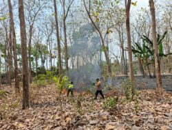 Polres Blitar ,Polsek Lodoyo Timur Sigap Padamkan Kebakaran Hutan di Lingkungan Papringan Jegu